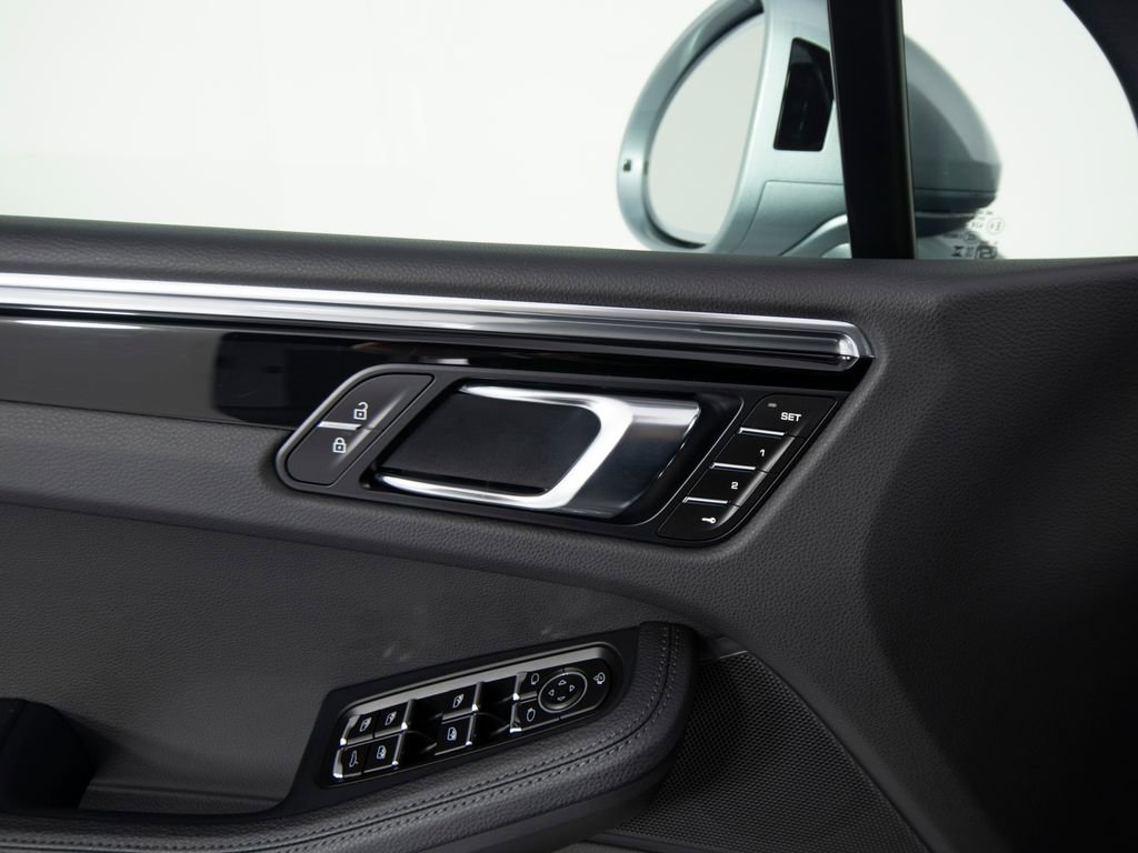 Certified 2025 Porsche Macan image 20