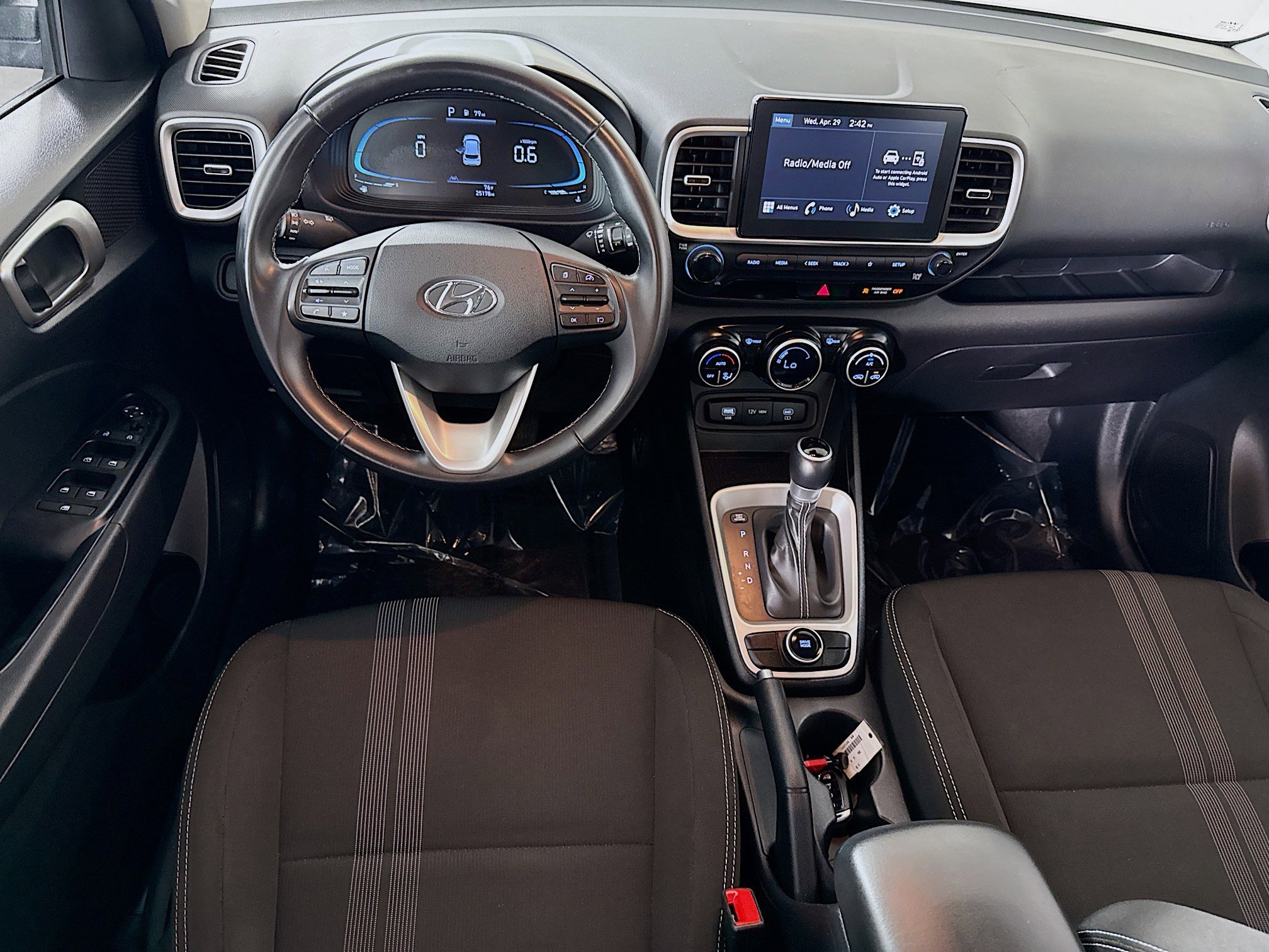 Used 2024 Hyundai Venue SEL FWD image 17