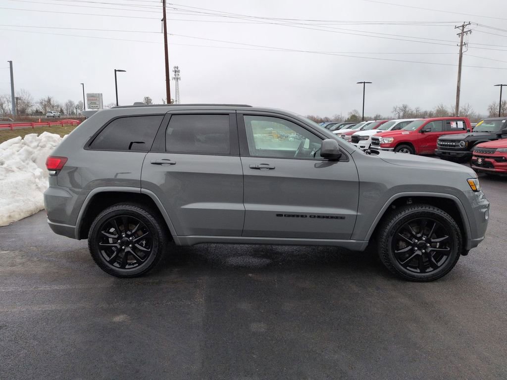 Used 2022 Jeep Grand Cherokee Laredo X AWD/4WD image 2