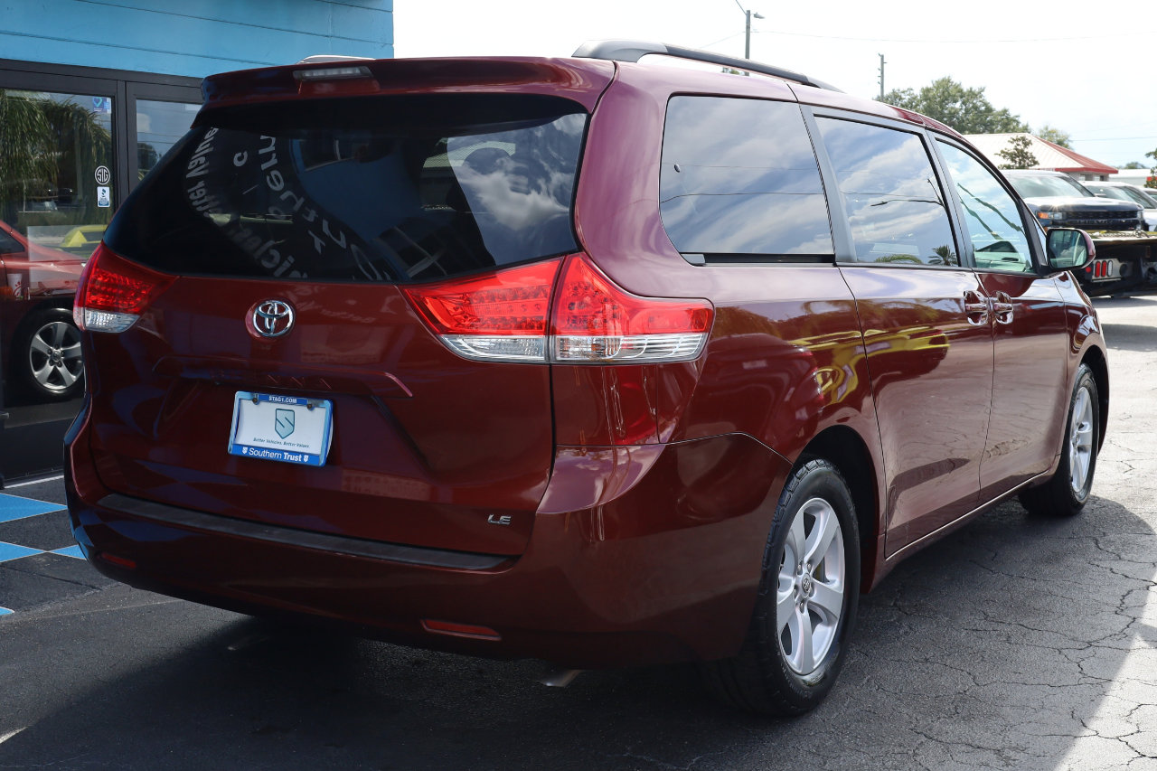 Used 2014 Toyota Sienna LE image 4