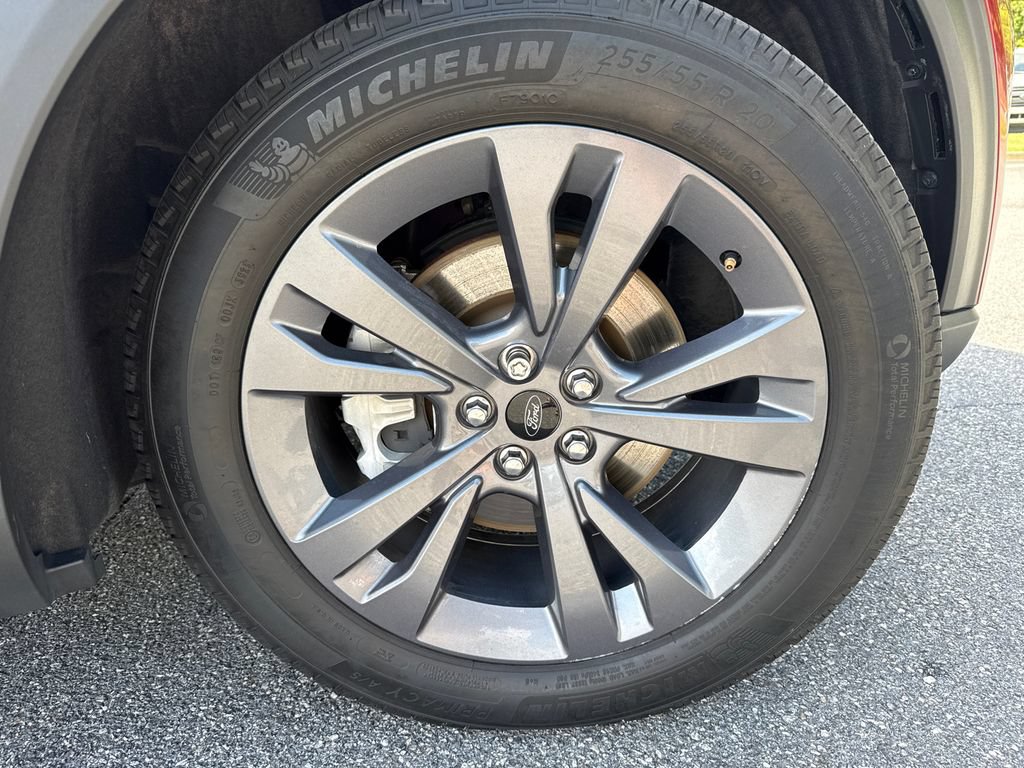 Used 2023 Ford Explorer XLT w/ Equipment Group 202A AWD/4WD image 12