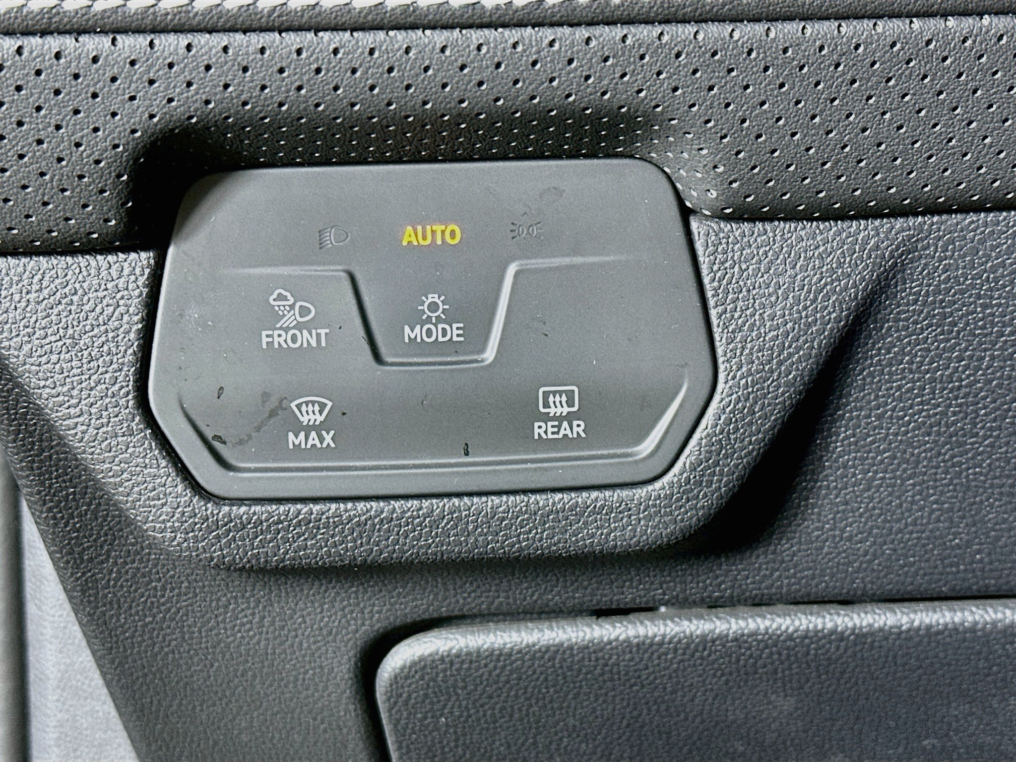 Used 2025 Volkswagen Atlas SE FWD image 17