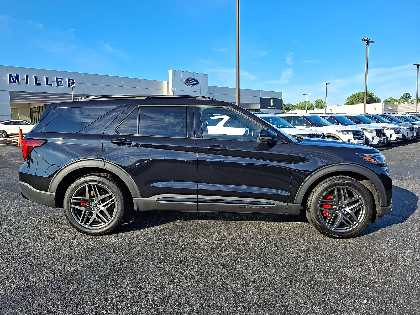 Used 2025 Ford Explorer ST AWD/4WD image 7