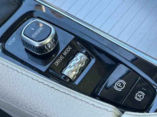 Used 2017 Volvo XC90 T6 Momentum w/ Vision Package AWD/4WD image 16