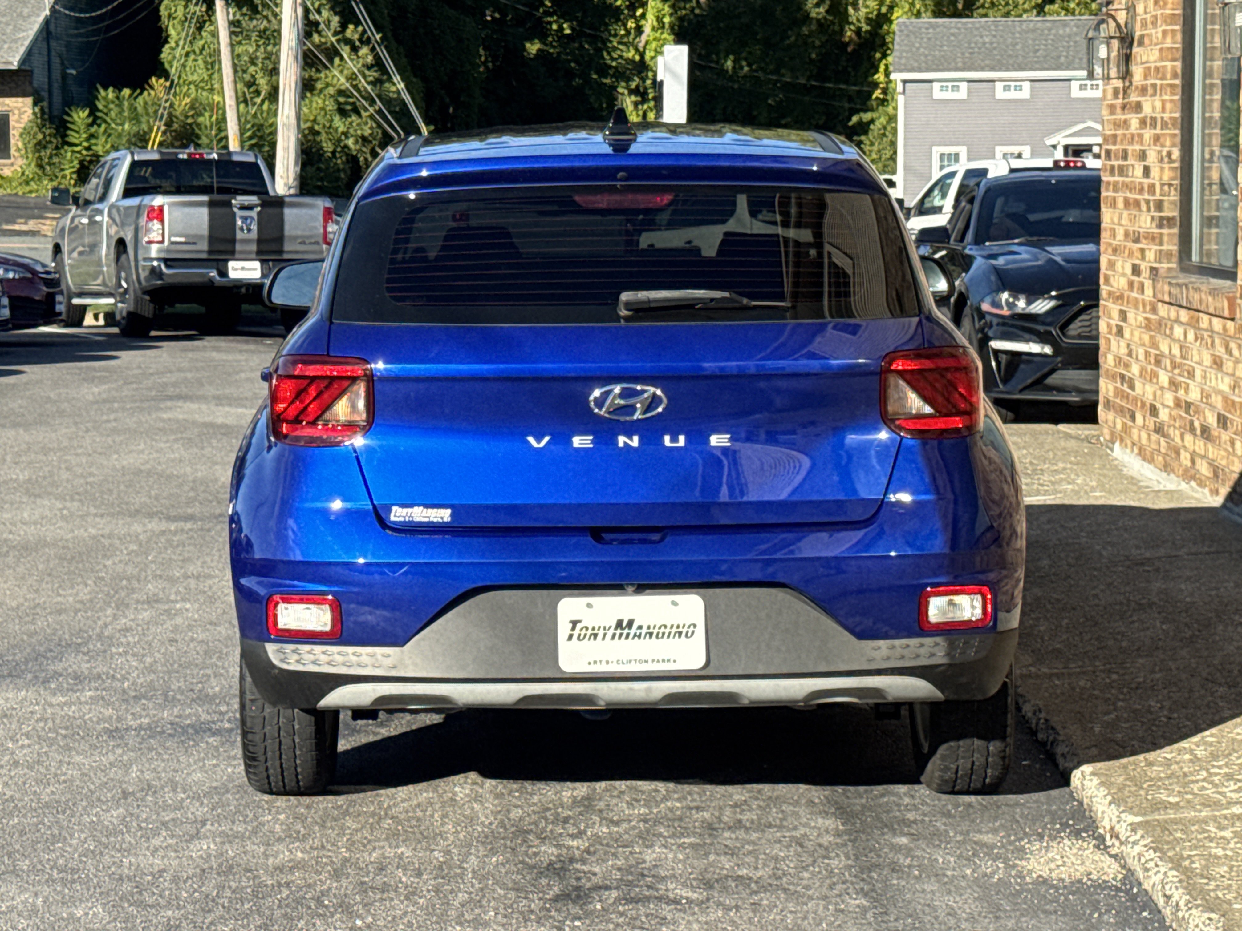 Used 2022 Hyundai Venue SE FWD image 4