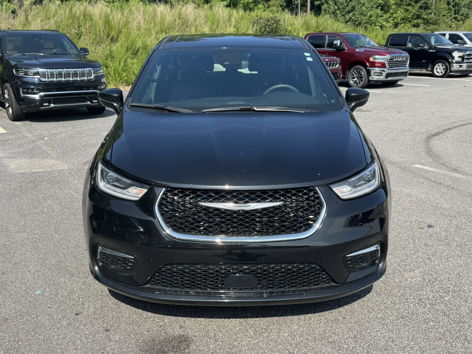 Used 2025 Chrysler Pacifica Select FWD image 2