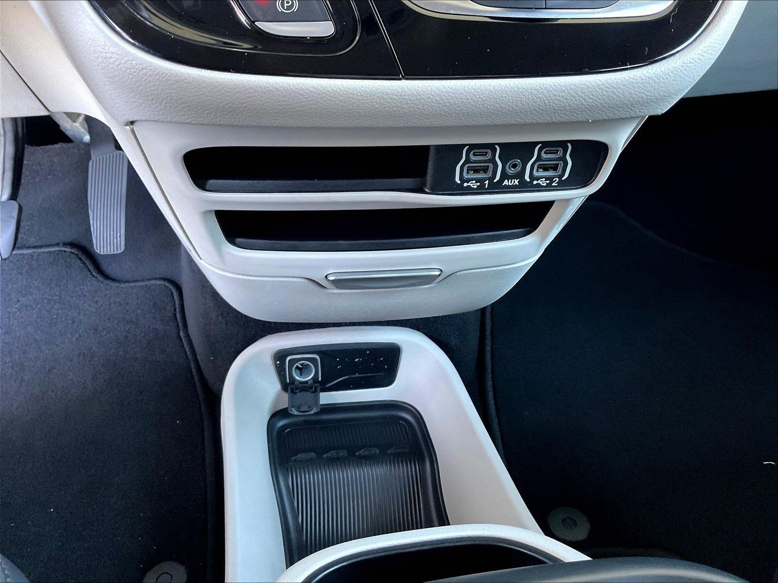 Used 2023 Chrysler Pacifica Touring-L FWD image 14