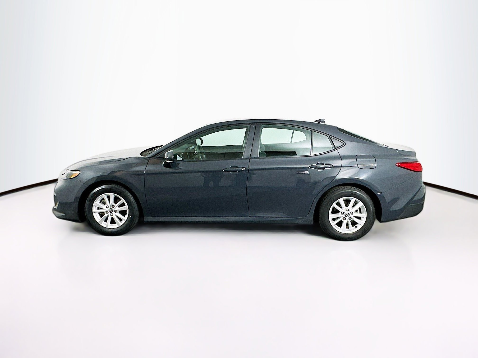 Used 2025 Toyota Camry LE image 4