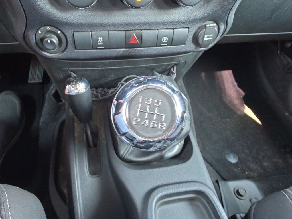 Used 2016 Jeep Wrangler Unlimited Rubicon w/ Connectivity Group AWD/4WD image 23