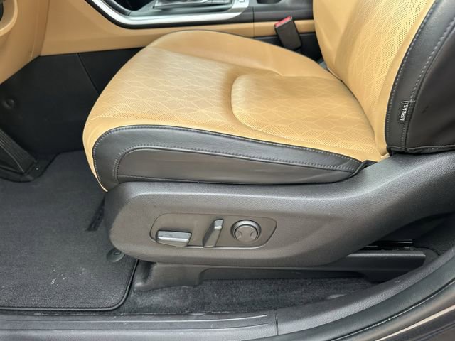 Used 2023 Kia Carnival LX image 25