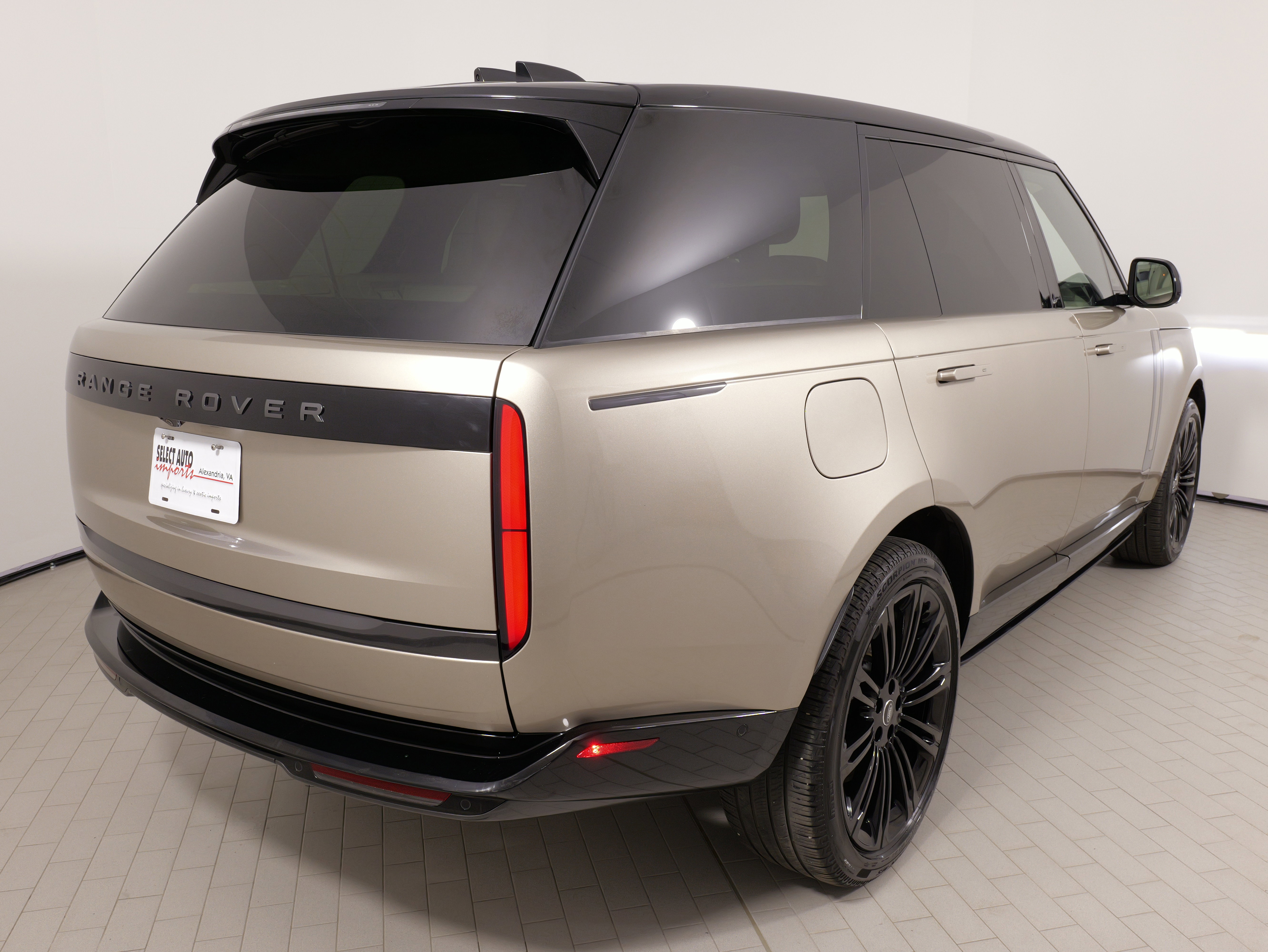 Used 2025 Land Rover Range Rover Long Wheelbase SE image 13