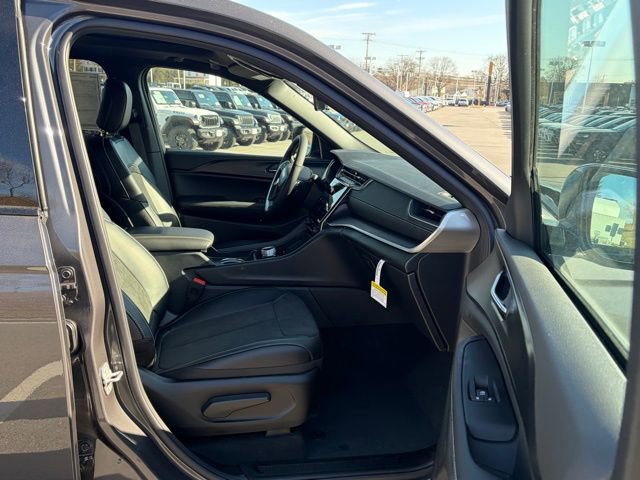 New 2025 Jeep Grand Cherokee Altitude w/ Trailer Tow Package image 28