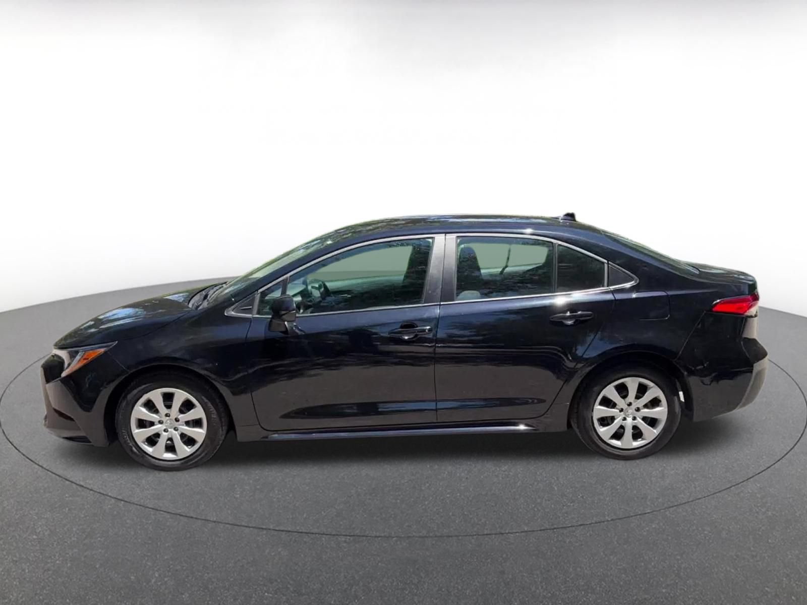 Used 2025 Toyota Corolla LE FWD image 8