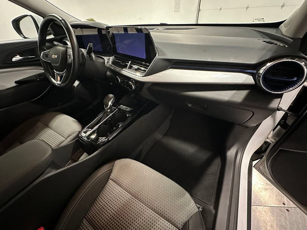 Used 2024 Chevrolet Trax LT w/ Driver Confidence Package FWD image 27
