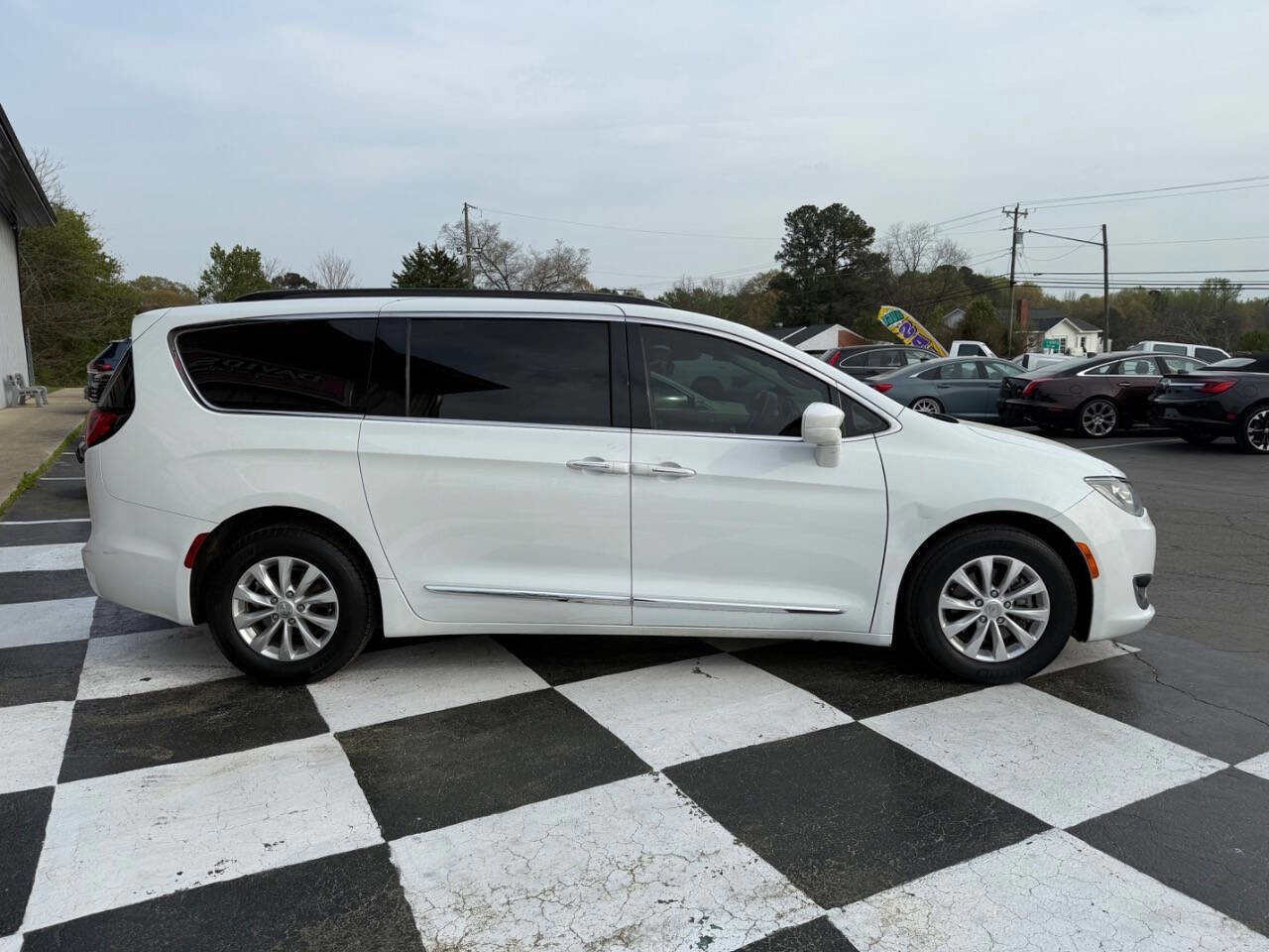Used 2017 Chrysler Pacifica Touring-L image 4