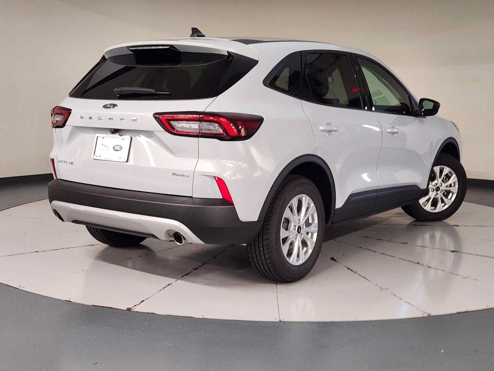 Used 2025 Ford Escape Active AWD/4WD image 2