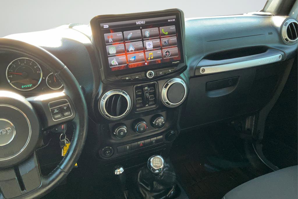 Used 2015 Jeep Wrangler Unlimited Rubicon w/ Connectivity Group image 16