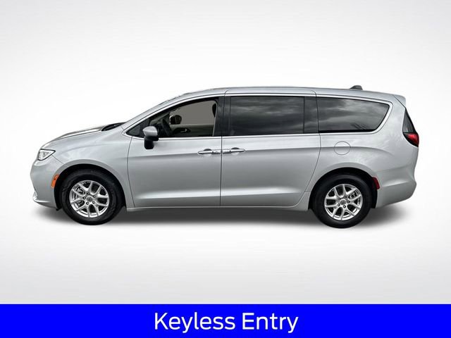 Used 2023 Chrysler Pacifica Touring-L FWD image 5