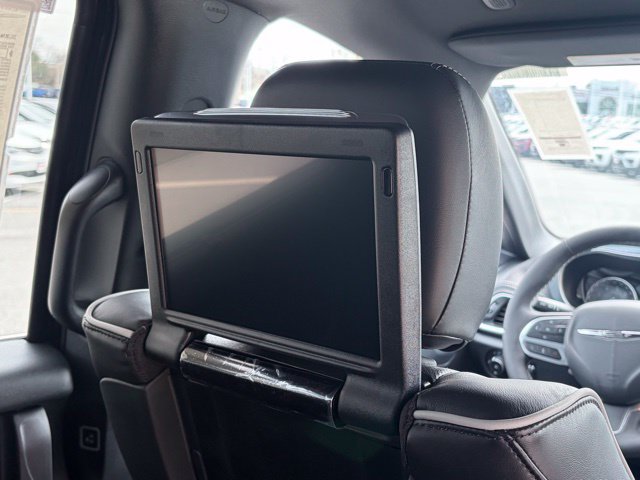 New 2026 Chrysler Pacifica Limited w/ Uconnect Theater Family Group FWD image 34