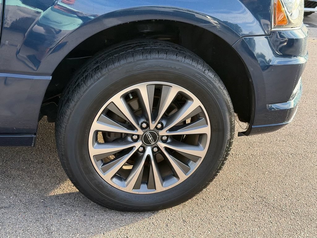Used 2017 Lincoln Navigator Select RWD image 9