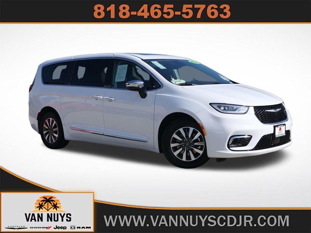 Used 2023 Chrysler Pacifica Limited w/ Uconnect Theater Family Group