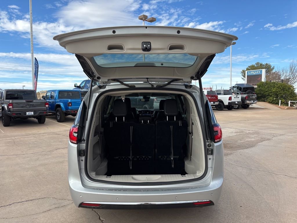 Used 2024 Chrysler Pacifica Touring-L image 45