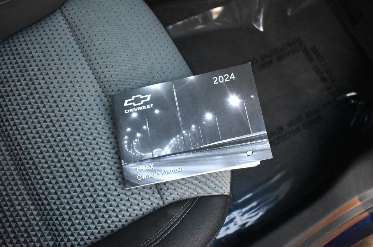 Used 2024 Chevrolet Trax LT w/ Sunroof Package FWD image 58