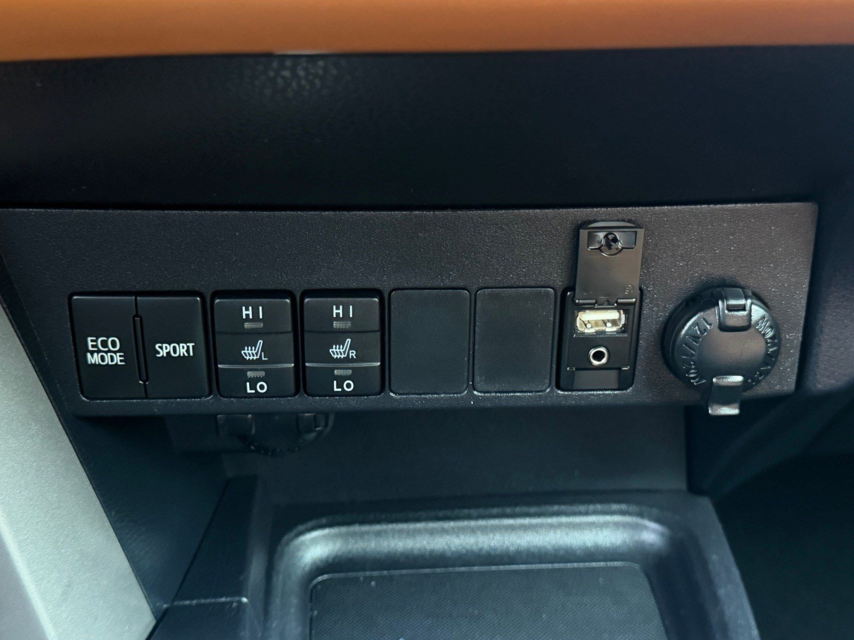 Used 2016 Toyota RAV4 Limited FWD image 34