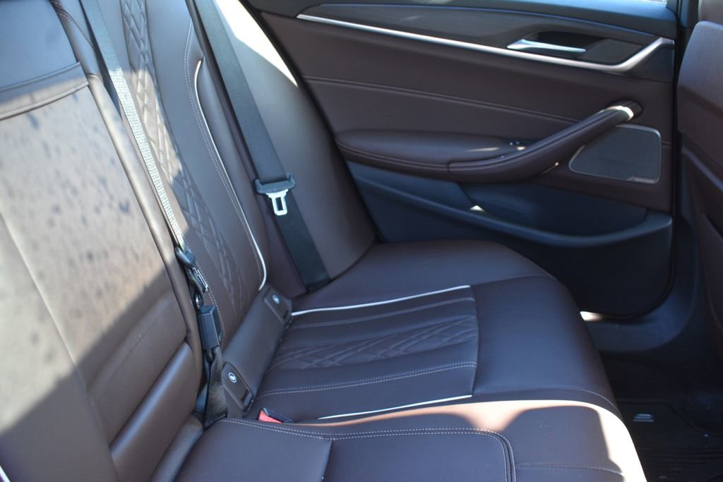 Used 2023 BMW 530e xDrive w/ Premium Package image 27