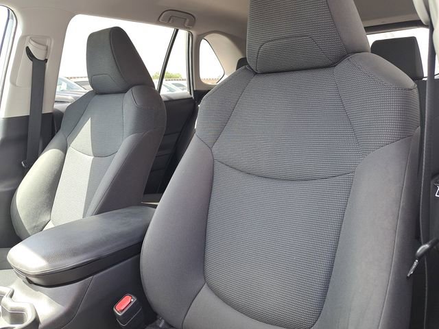 Used 2021 Toyota RAV4 LE image 17