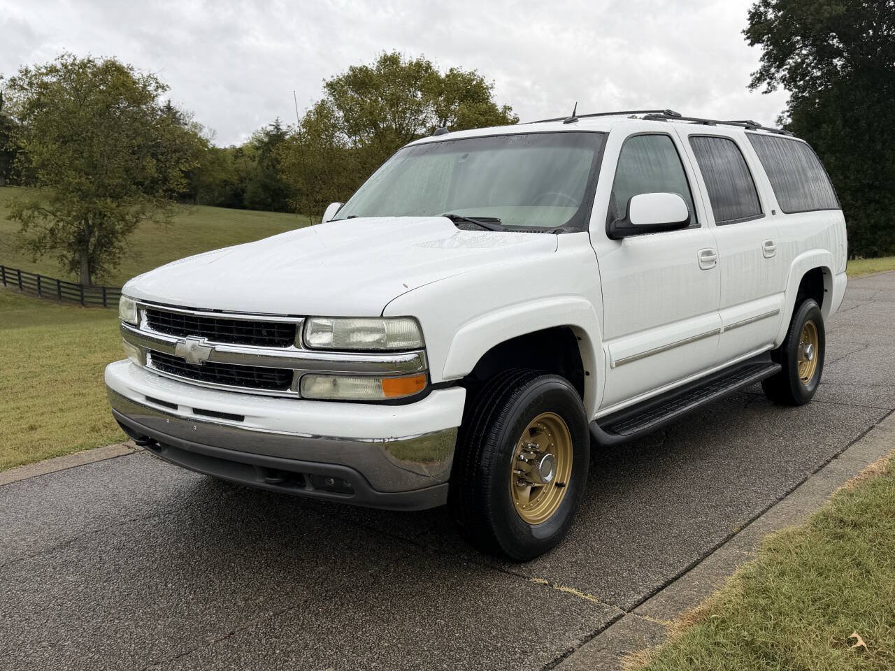 Used 2004 Chevrolet Suburban 2500 LT w/ Preferred Equipment Group AWD/4WD image 3