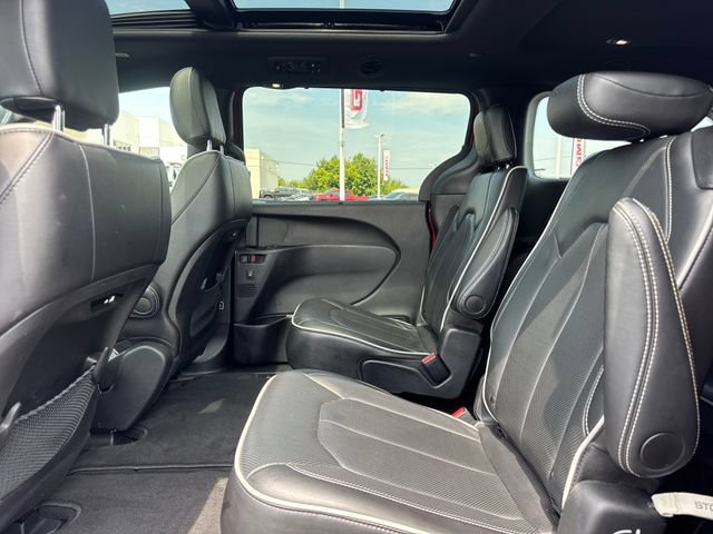 Used 2025 Chrysler Pacifica Limited FWD image 11