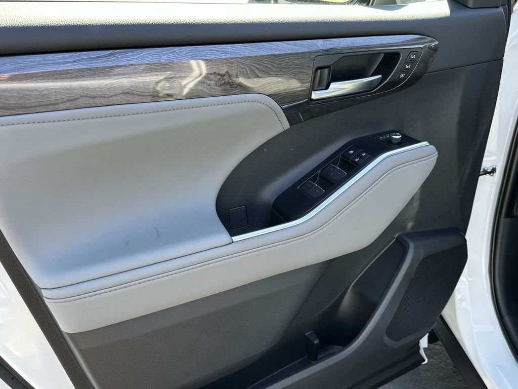 New 2026 Toyota Highlander Platinum AWD/4WD image 15