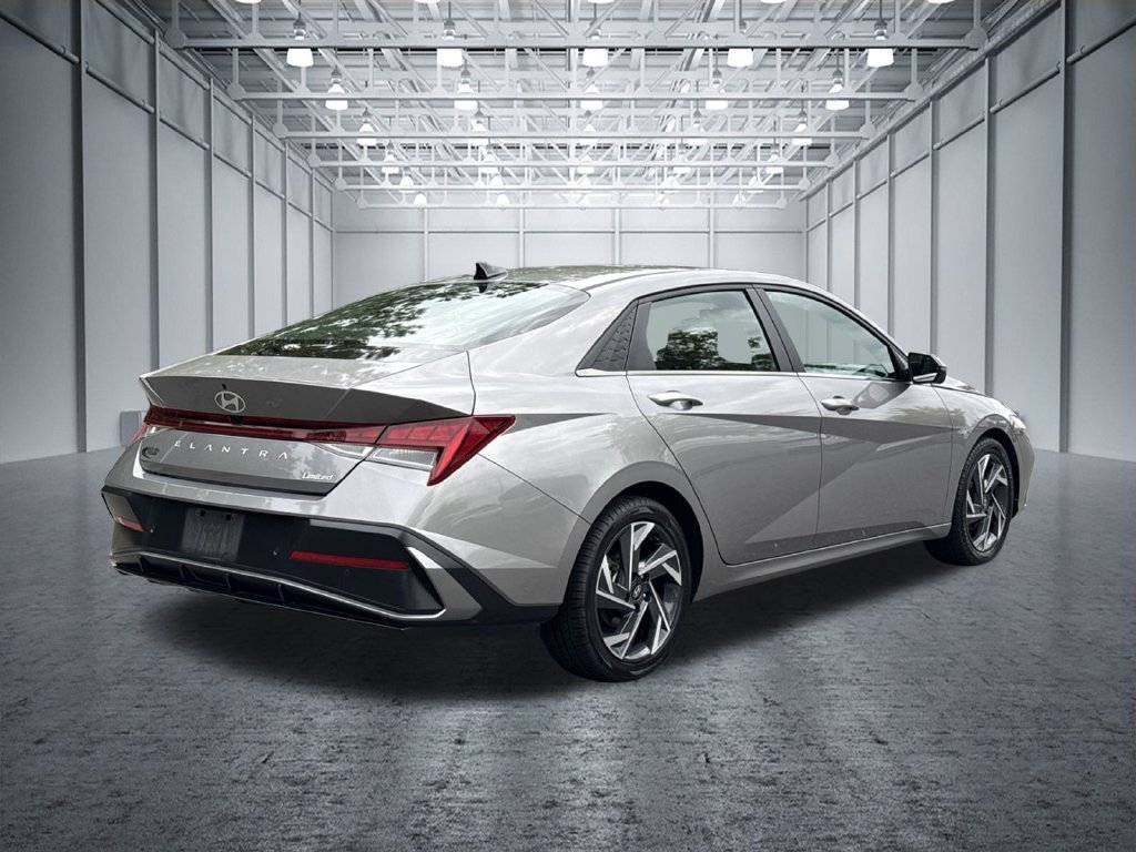 Used 2024 Hyundai Elantra Limited FWD image 9