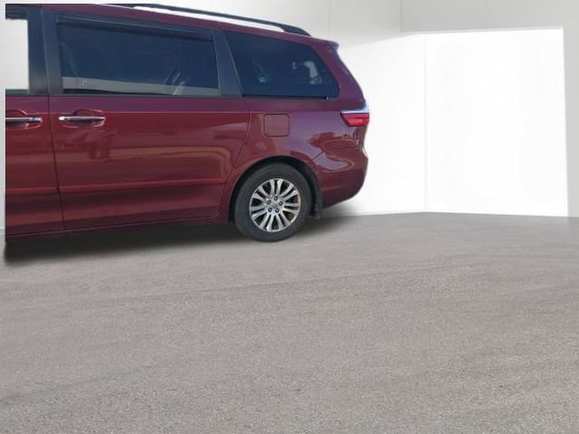 Used 2015 Toyota Sienna XLE FWD image 11