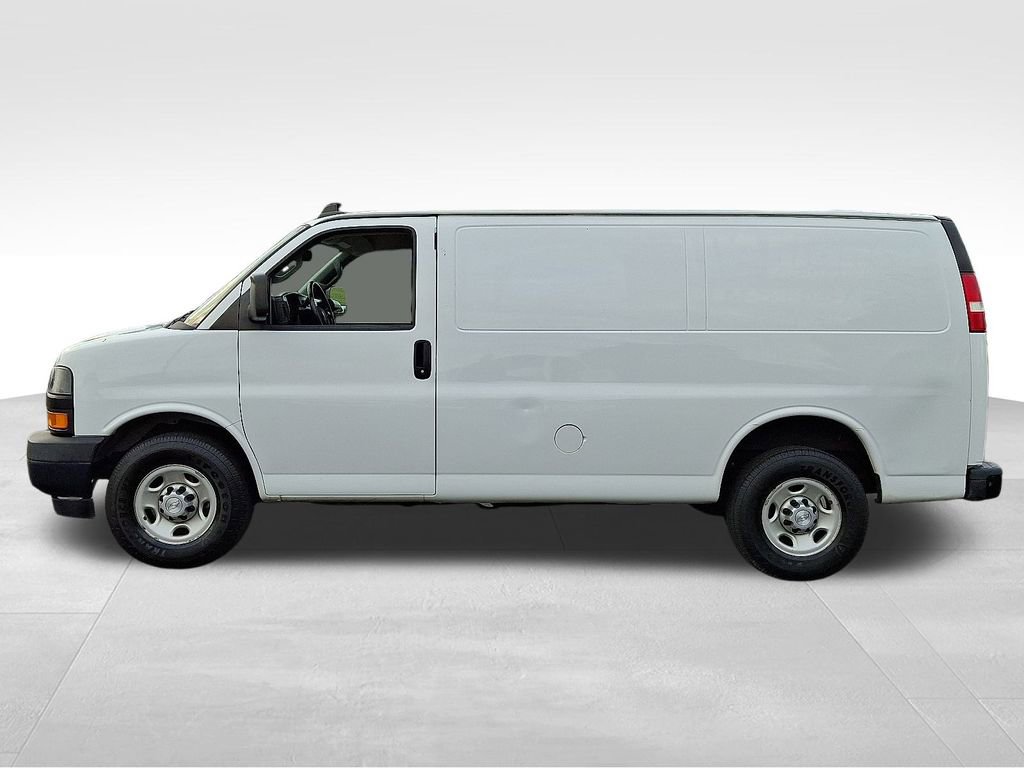 Used 2018 Chevrolet Express 3500 w/ Driver Convenience Package image 4