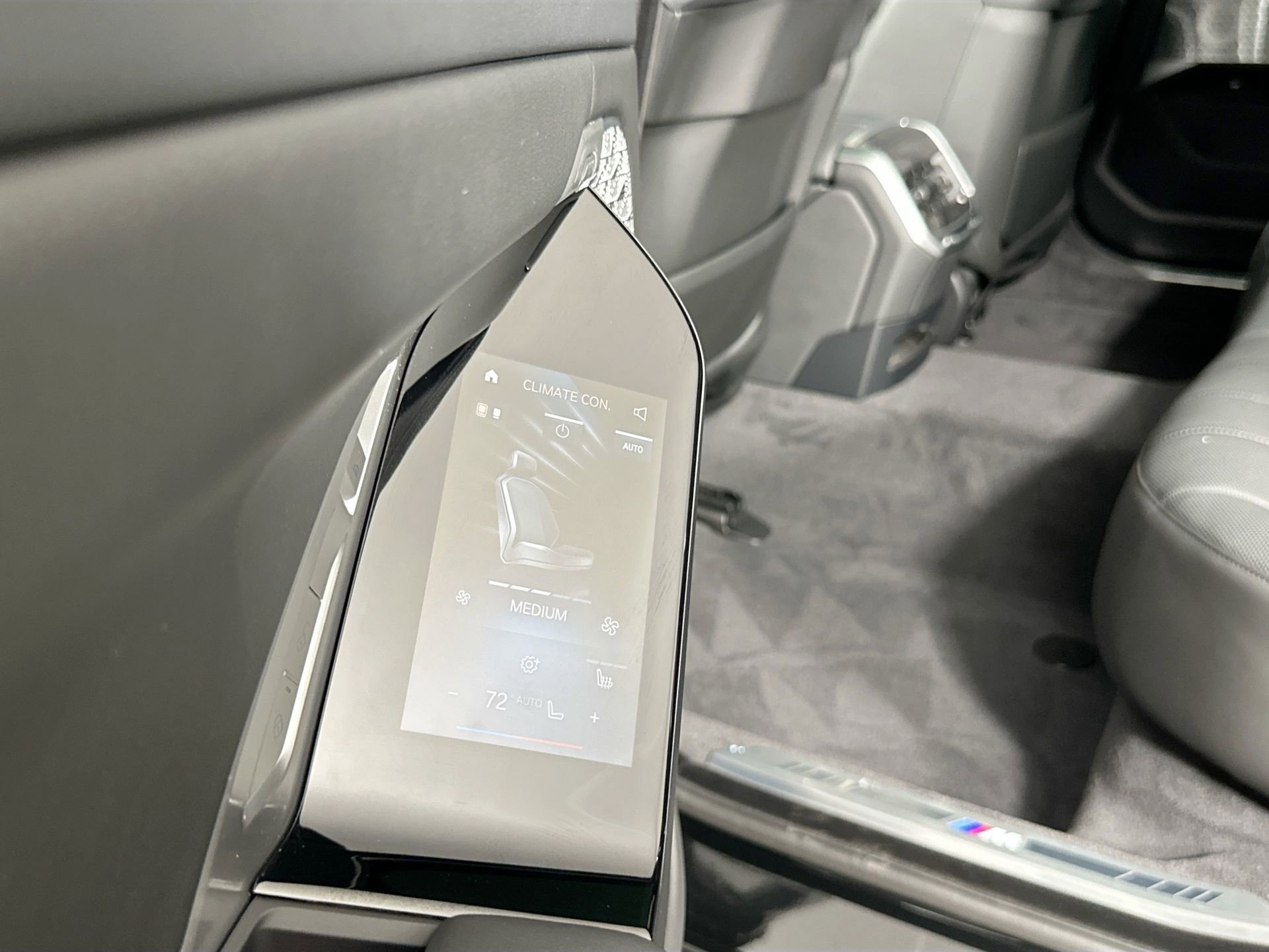 New 2026 BMW 750e xDrive w/ Executive Package image 28