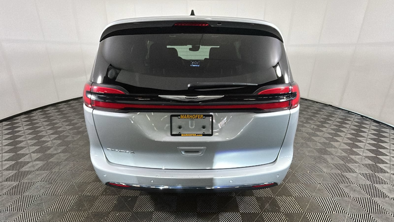 Used 2024 Chrysler Pacifica Touring-L FWD image 4