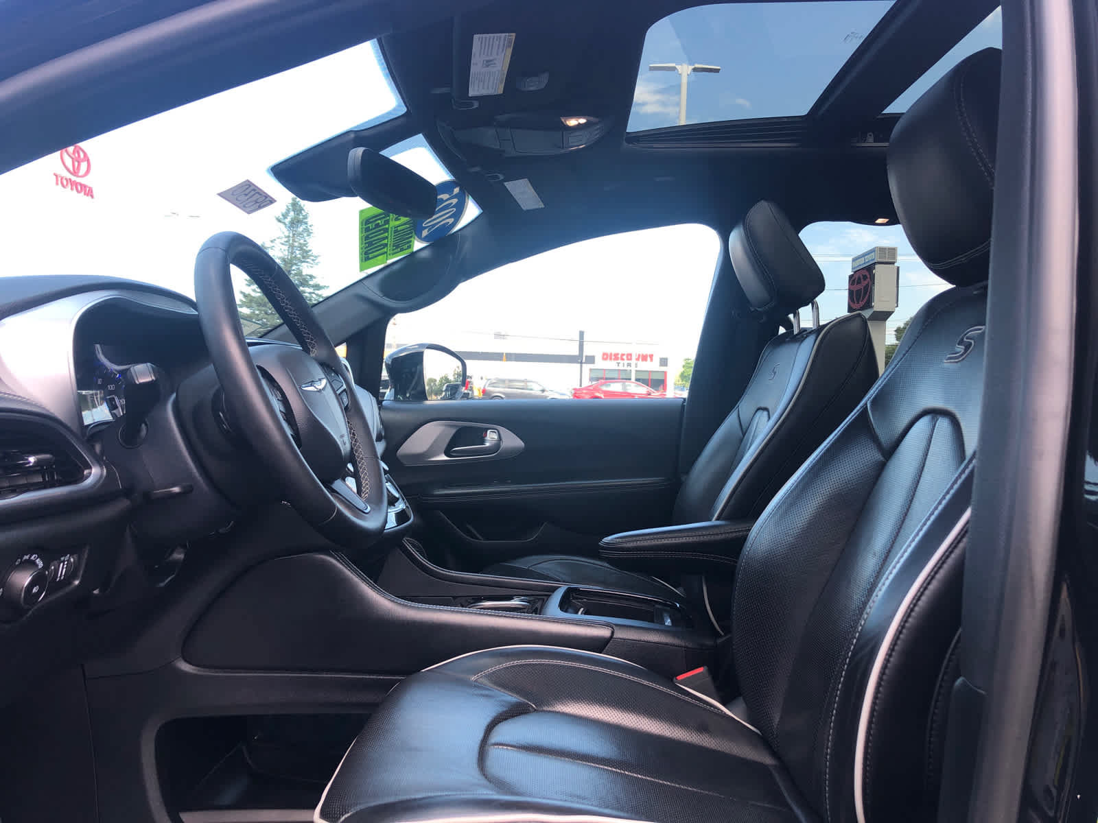 Used 2025 Chrysler Pacifica Limited FWD image 23