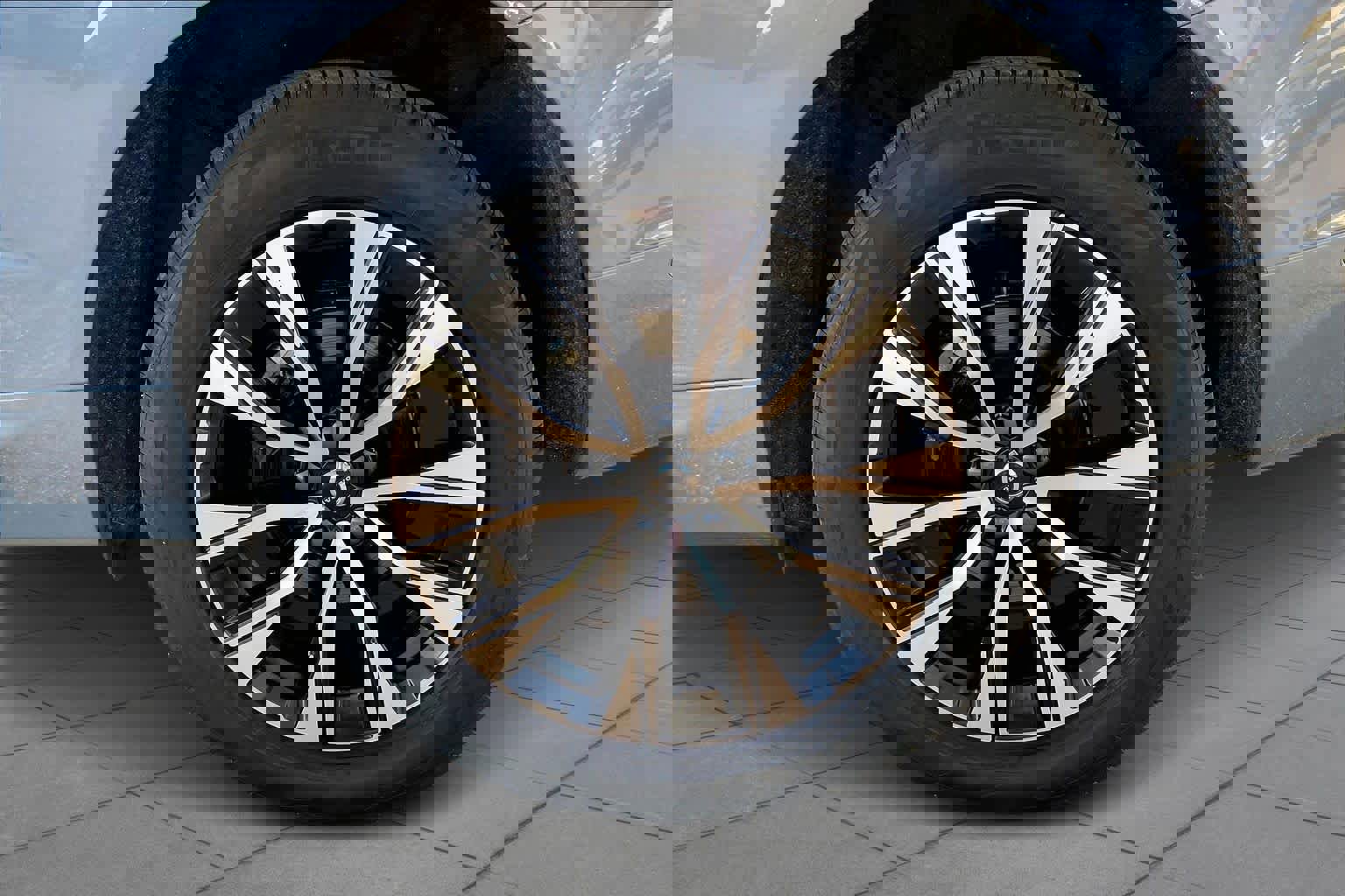 Used 2024 Volvo XC60 B5 Plus image 11