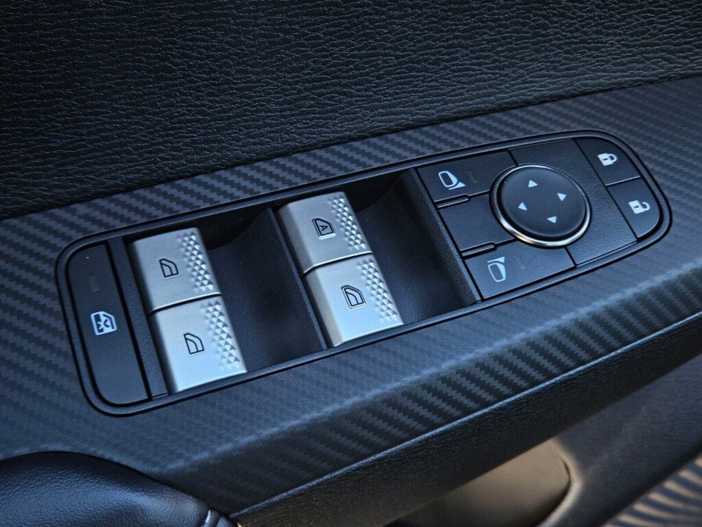 New 2025 Mitsubishi Outlander ES image 17