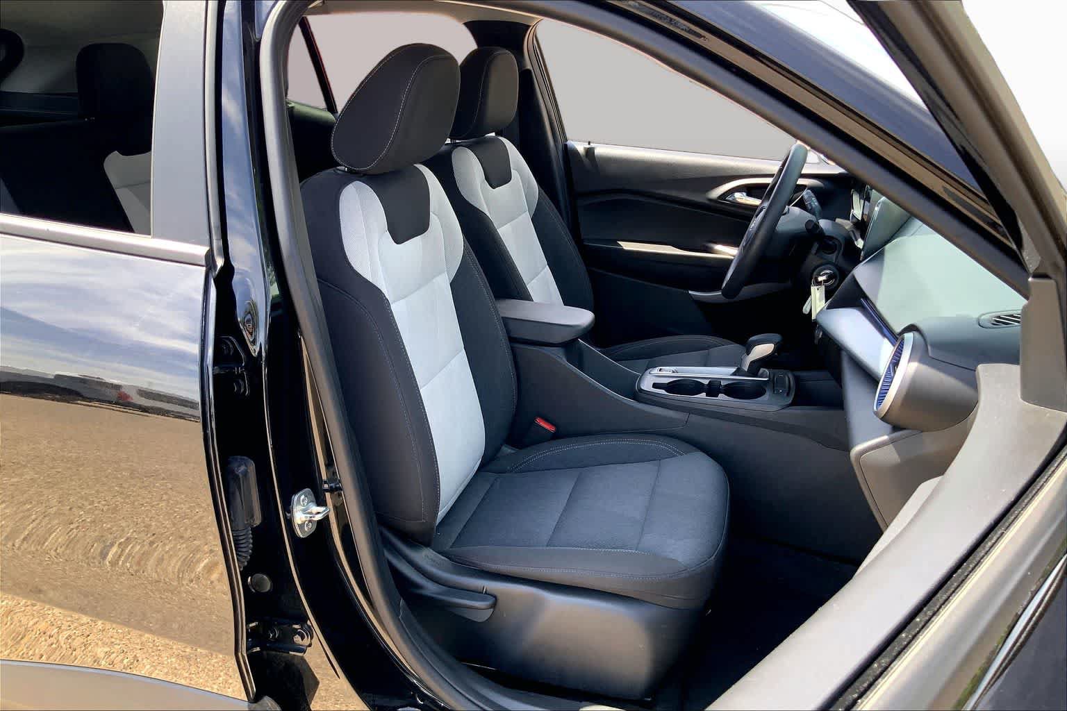 Used 2025 Chevrolet Trax LS FWD image 9