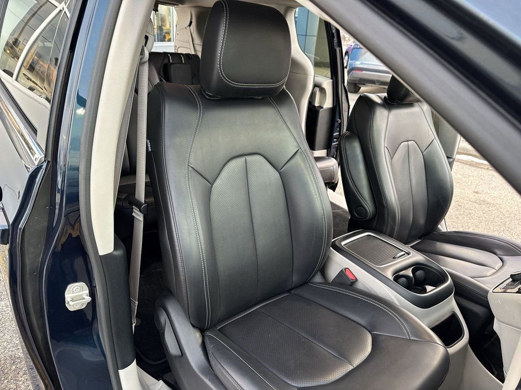Used 2023 Chrysler Pacifica Touring-L image 22