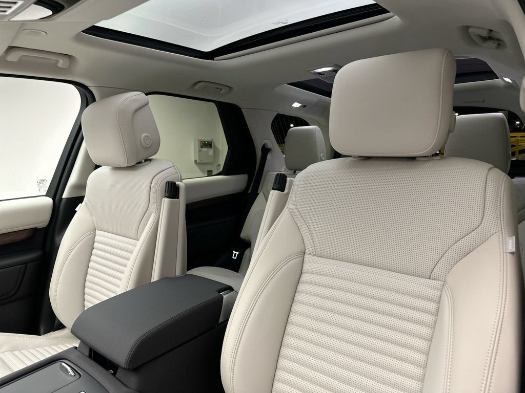 Certified 2025 Land Rover Discovery S AWD/4WD image 7