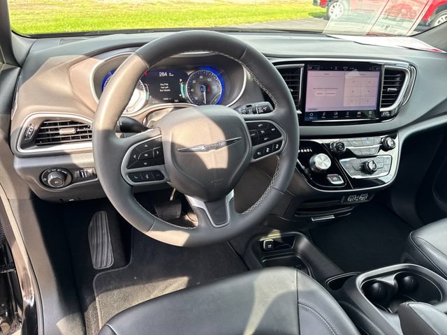 Used 2025 Chrysler Pacifica Select FWD image 14