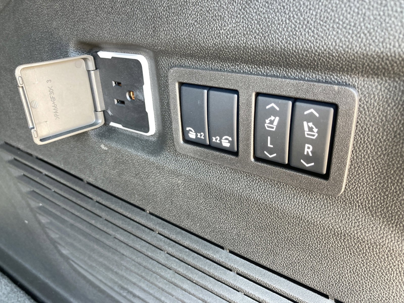 New 2025 Chevrolet Suburban RST w/ Advanced Technology Package image 21