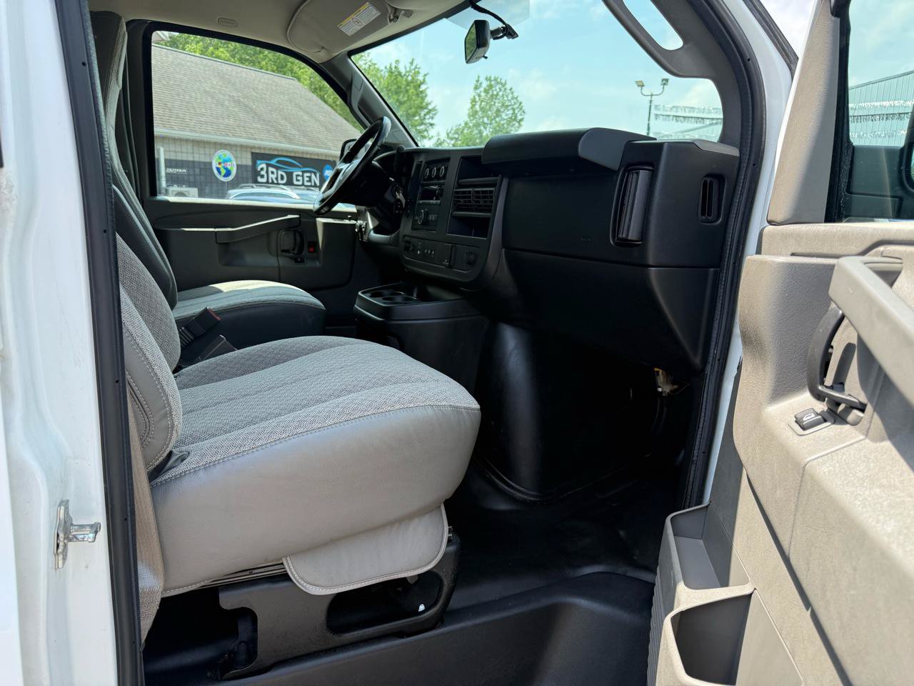 Used 2018 GMC Savana 3500 LS RWD image 10