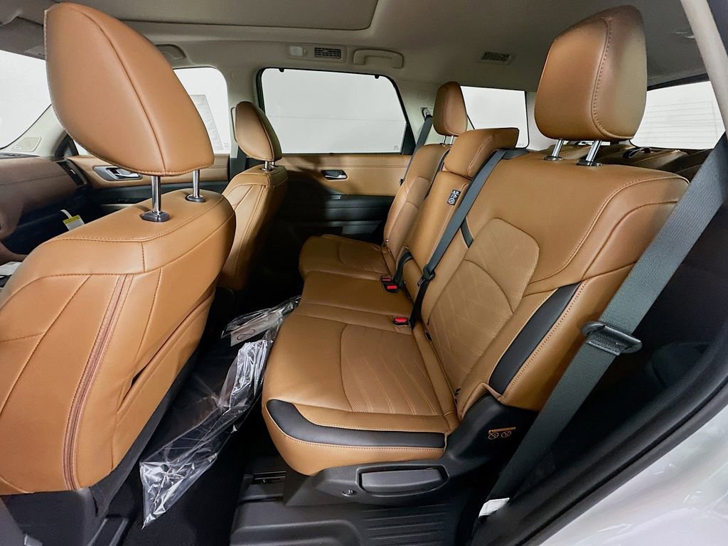 New 2025 Nissan Pathfinder Platinum w/ Black Appearance Package image 32