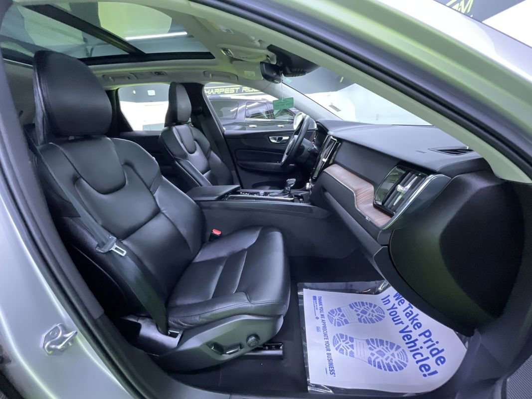 Used 2021 Volvo XC60 T5 Momentum w/ Premium Package FWD image 30