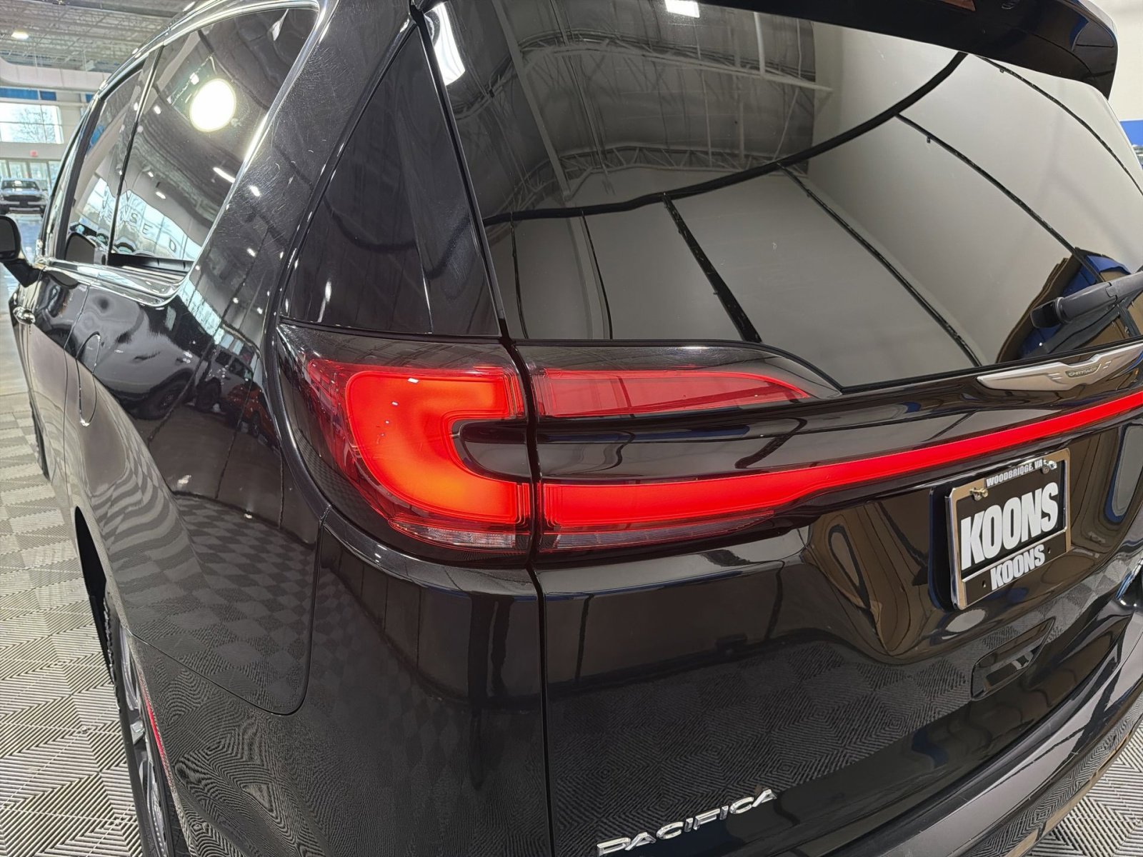 Used 2023 Chrysler Pacifica Touring-L image 19